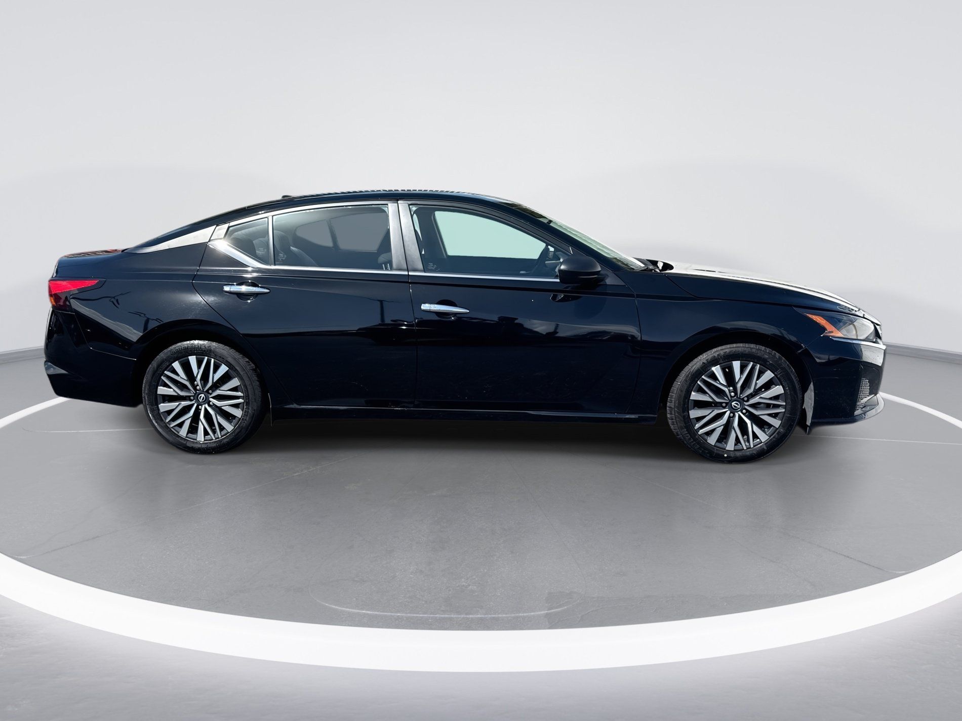 Certified 2024 Nissan Altima 2.5 SV FWD image 3