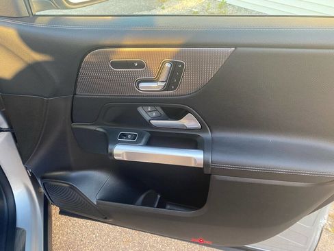 Used 2020 Mercedes-Benz GLB 250 4MATIC image 13