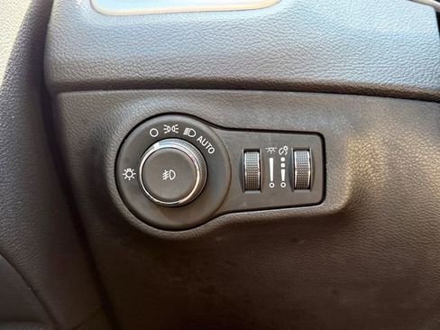 Used 2019 Jeep Compass Latitude FWD image 23