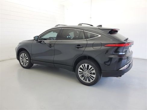 Used 2024 Toyota Venza XLE image 8