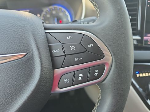 Used 2022 Chrysler Pacifica Touring-L FWD image 23