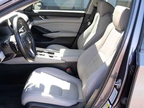 Used 2018 Honda Accord Touring image 11