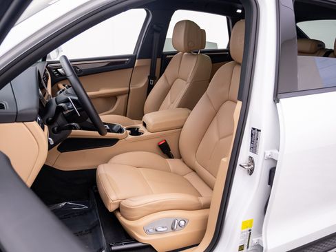 Certified 2026 Porsche Macan AWD/4WD image 5