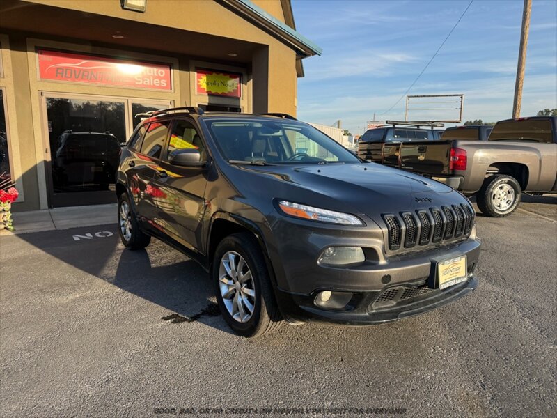 Used 2018 Jeep Cherokee Latitude AWD/4WD image 1