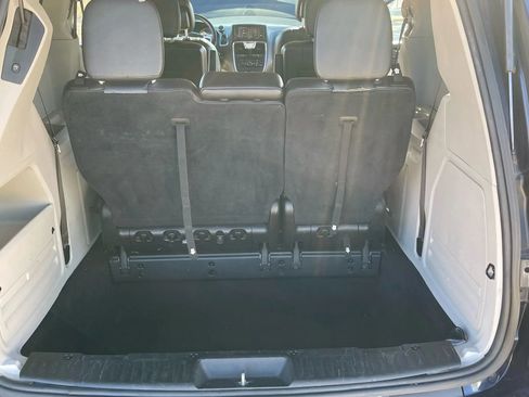 Used 2015 Chrysler Town & Country Touring image 18