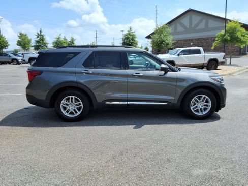 Used 2025 Ford Explorer Active RWD image 4
