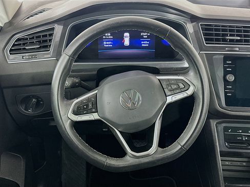 Used 2023 Volkswagen Tiguan SE w/ Panoramic Sunroof Package image 18