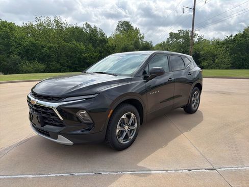 Used 2026 Chevrolet Blazer LT FWD image 1