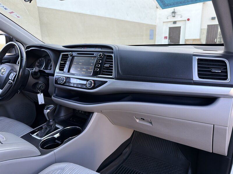 Used 2018 Toyota Highlander Plus FWD image 11
