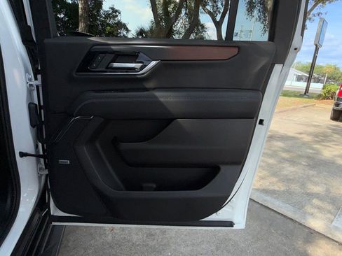 Used 2025 GMC Yukon XL Denali AWD/4WD image 23
