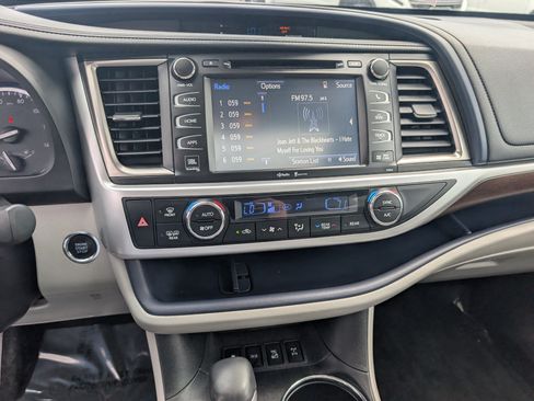 Used 2015 Toyota Highlander Limited w/ Driver Technology Package AWD/4WD image 18