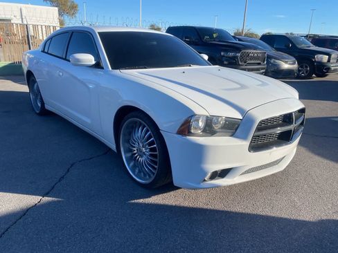 Used 2014 Dodge Charger SXT image 3