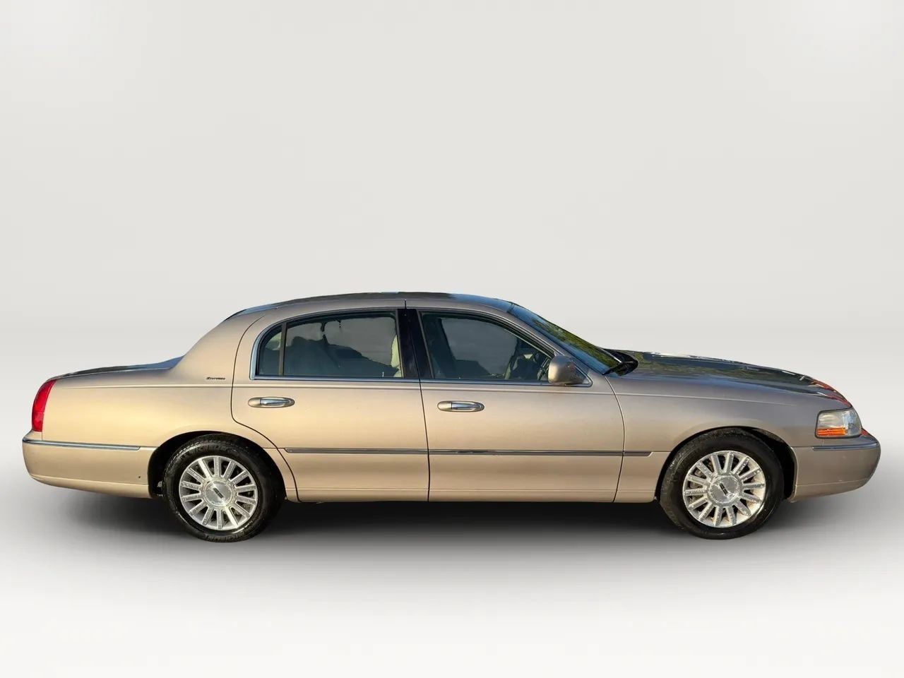 Used 2003 Lincoln Town Car Executive RWD image 2