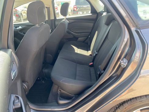 Used 2018 Ford Focus SE w/ SE Appearance Package image 25