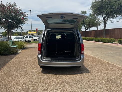 Used 2019 Dodge Grand Caravan SE w/ UConnect Hands-Free Group FWD image 14