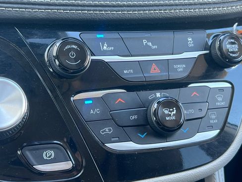 Used 2023 Chrysler Pacifica Limited FWD image 26