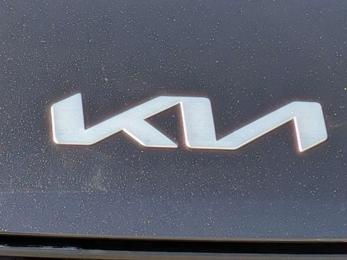 Used 2022 Kia Carnival LX FWD image 12