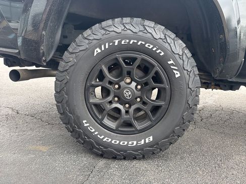 Used 2020 Toyota Tacoma SR5 w/ Technology Package image 49