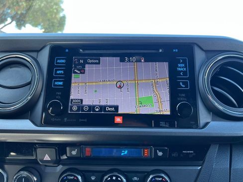 Certified 2018 Toyota Tacoma TRD Off-Road AWD/4WD image 28