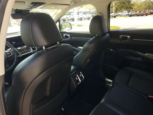 Used 2022 Kia Sorento S image 12
