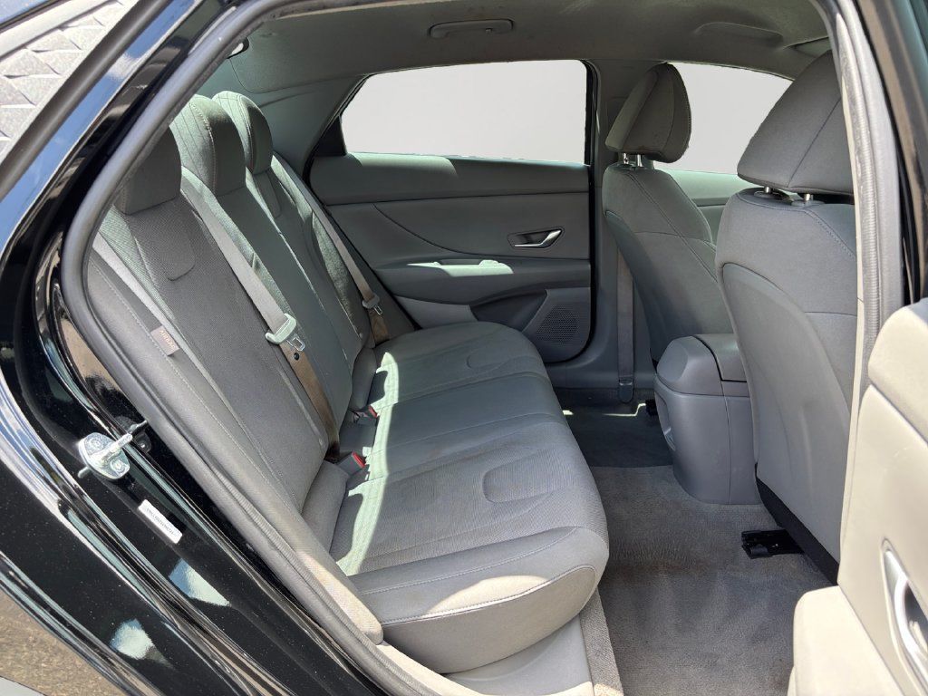 Used 2025 Hyundai Elantra SE FWD image 13