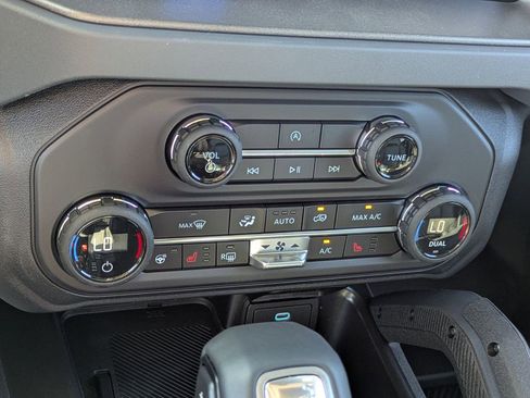 New 2025 Ford Bronco Badlands image 14