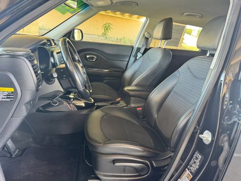 Used 2018 Kia Soul ! FWD image 12