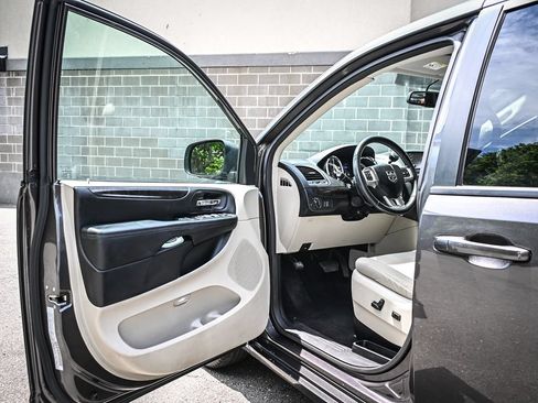 Used 2018 Dodge Grand Caravan SE w/ UConnect Hands-Free Group FWD image 7