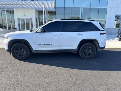 Used 2024 Jeep Grand Cherokee Altitude image 8