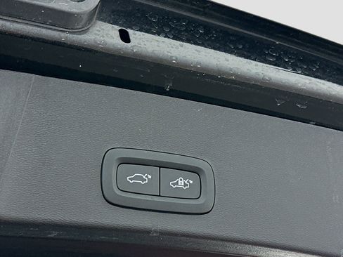 Used 2025 Volvo XC40 B5 Plus image 32