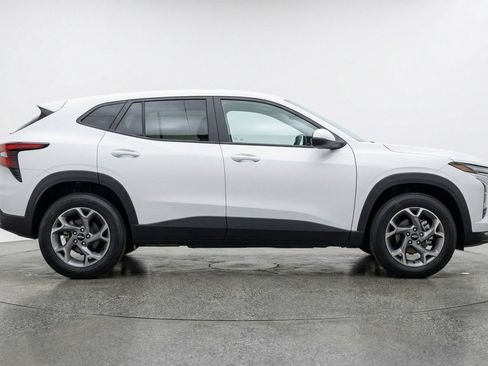 Used 2025 Chevrolet Trax LT w/ LT Convenience Package image 8