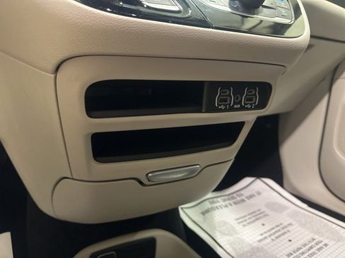Used 2024 Chrysler Pacifica Touring-L image 23