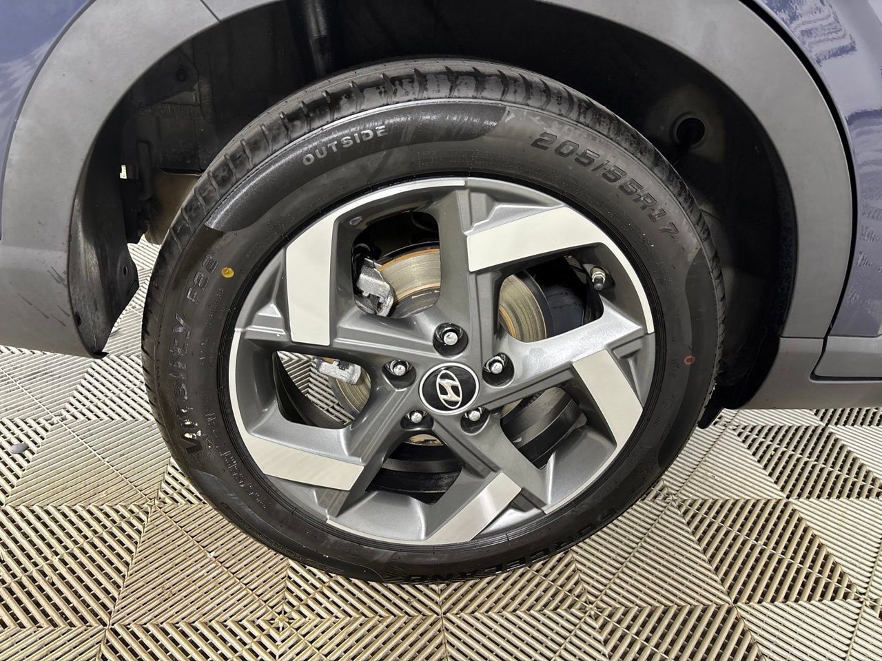 Used 2023 Hyundai Venue Limited FWD image 32