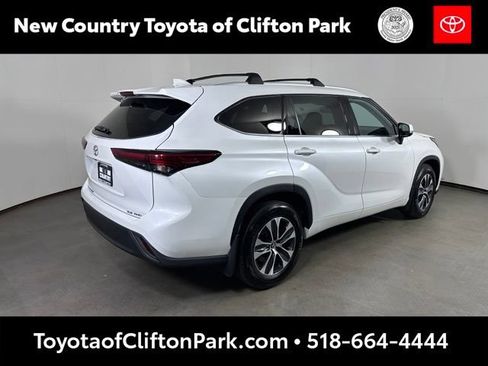 Used 2022 Toyota Highlander XLE AWD/4WD image 3