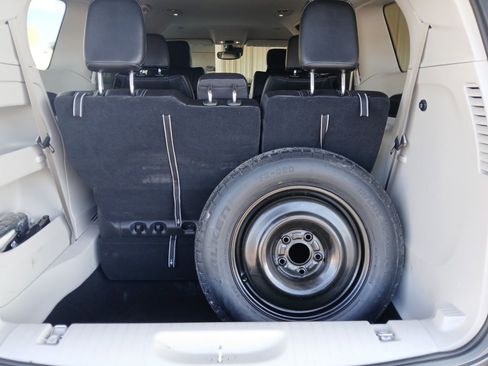 Used 2023 Chrysler Pacifica Touring-L image 17