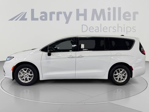 Used 2025 Chrysler Pacifica Select FWD image 2