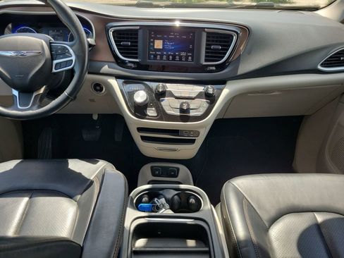 Used 2018 Chrysler Pacifica Touring-L FWD image 13