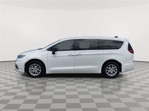 Used 2024 Chrysler Pacifica Touring-L FWD image 2