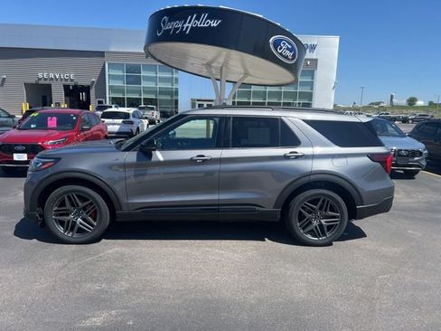 Used 2025 Ford Explorer ST-Line w/ ST-Line Street Pack AWD/4WD image 8
