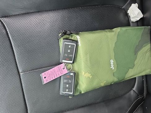 Used 2022 Jeep Grand Cherokee L Limited w/ Luxury Tech Group II image 12