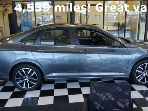 Certified 2025 Volkswagen Jetta SE image 8