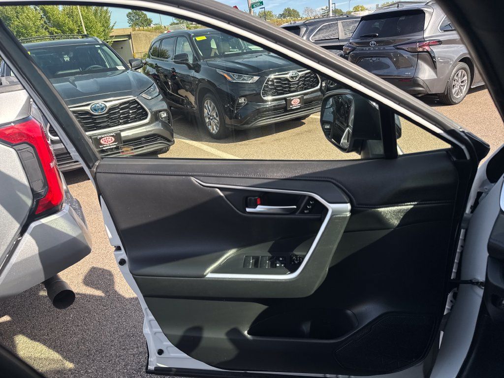 Used 2023 Toyota RAV4 XSE AWD/4WD image 32