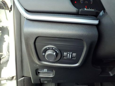 Used 2024 Jeep Grand Cherokee L Altitude AWD/4WD image 14