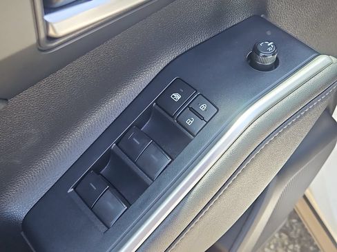 Used 2023 Toyota Highlander XLE AWD/4WD image 28