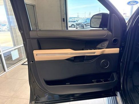 Used 2022 Ford Expedition Limited image 13