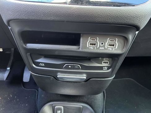 Used 2025 Chrysler Pacifica Select w/ Uconnect Theater Family Group image 27