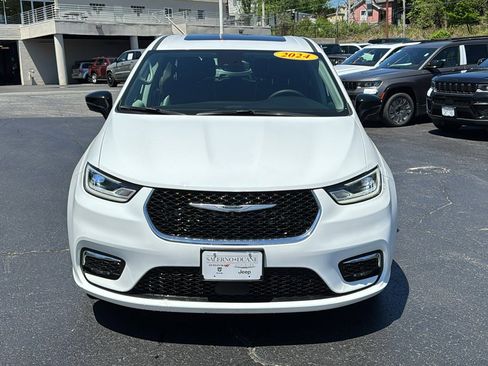 Certified 2024 Chrysler Pacifica Limited FWD image 2