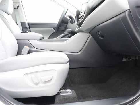 Used 2024 Toyota Highlander XLE image 27