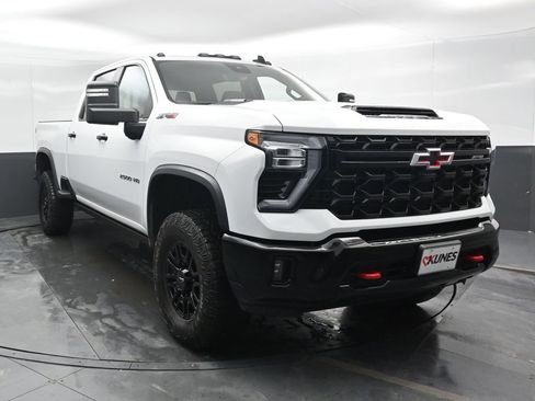 Used 2024 Chevrolet Silverado 2500 ZR2 w/ Technology Package image 6