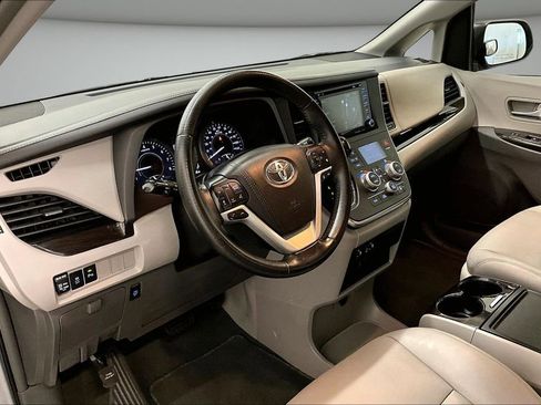 Used 2019 Toyota Sienna XLE w/ XLE Navigation Package image 17